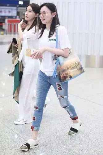 原创江铠同现身,一件白色t恤搭"补丁"牛仔裤,俨然是个时髦精!