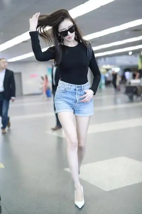 张天爱的大长腿是真实存在的吗?一身牛仔装秀美腿,谁能不羡慕