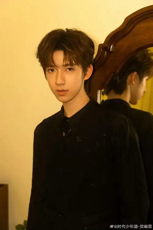 贺峻霖黑衬衫##贺峻霖好贵##贺峻霖黑衬衫配马甲