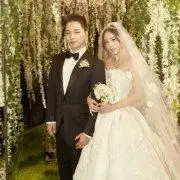 【蒲巴甲成功求婚梁洁 开心晒现场照:我爱你】2月1日,@蒲巴甲成功求婚