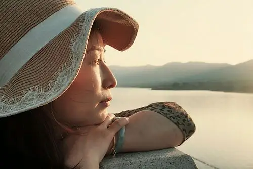 在夕阳里,静静地等待一束逆光.