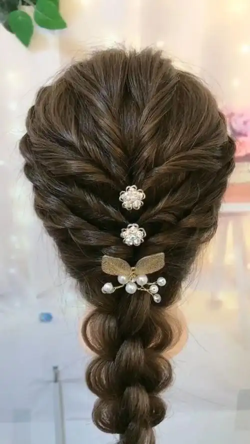 我觉得喜欢仙气一点的新娘可以这样扎头发,绝对仙气十足