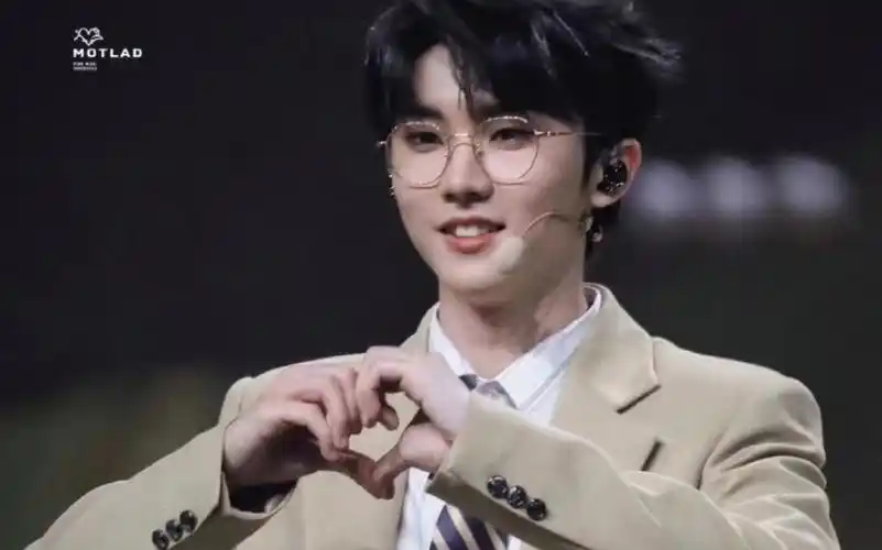 【马嘉祺】马嘉祺演唱会教粉丝宝宝手势舞四个视角,嘉祺要教不过来啦!