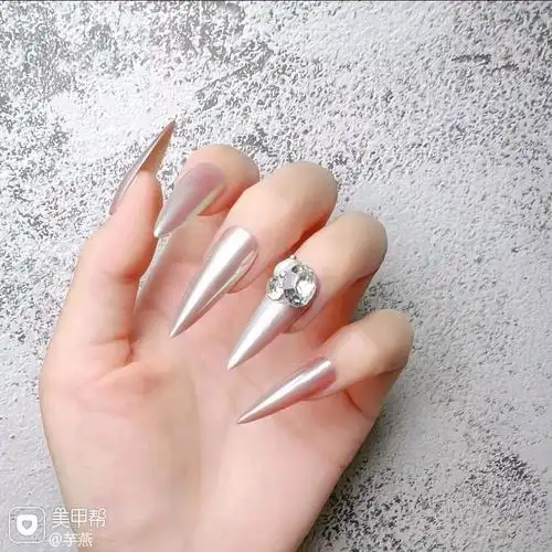 尖形简约美甲图片