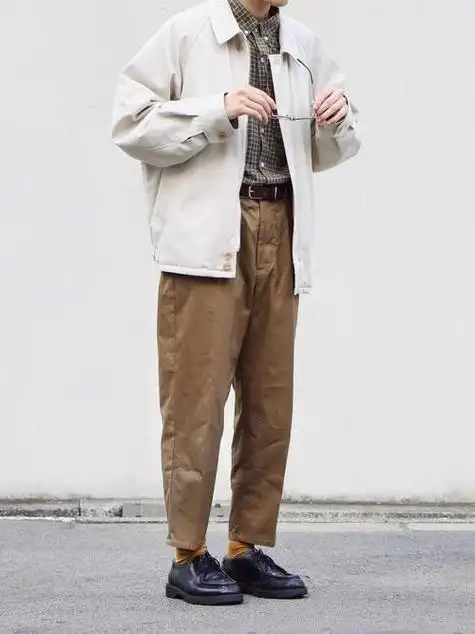 男生穿"卡其裤"也很时髦,搭配这些颜色,轻松穿出高级感