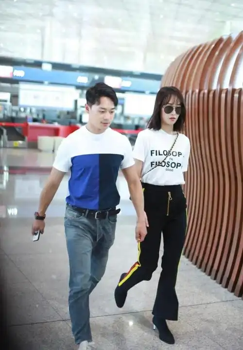 蓝盈莹曹骏机场现身,一路牵手撒狗粮,穿粉色高腰裤少女感十足