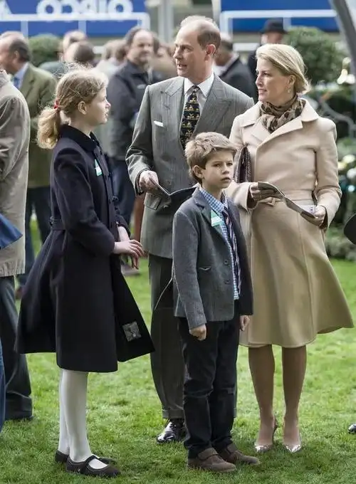 93岁英女王享受安逸生活带着儿子孙女骑马儿媳和孙子逗狗玩