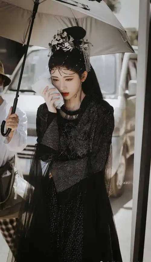 鞠婧祎花戎暗黑魔后造型曝光甜美不再黑化眼神让人意想不到