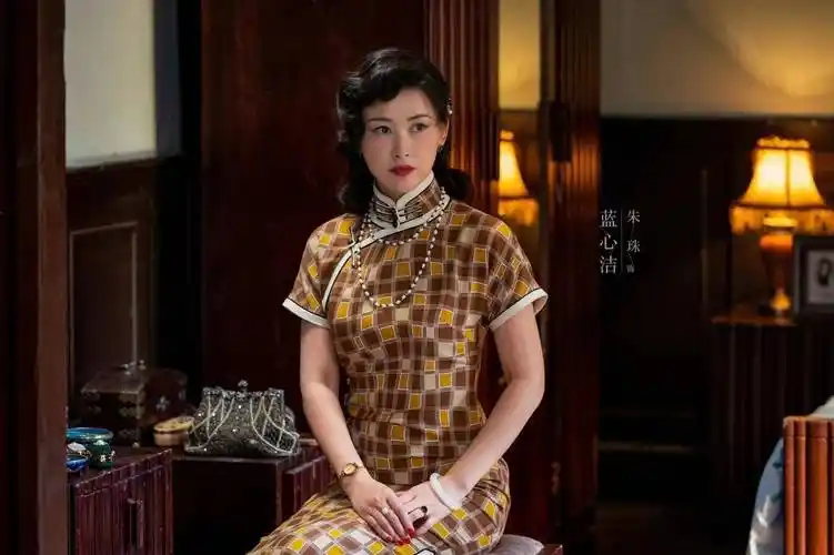 朱珠表演第五首《旗袍女神》,身穿高开衩长裙,性感迷人,前后曲线优美