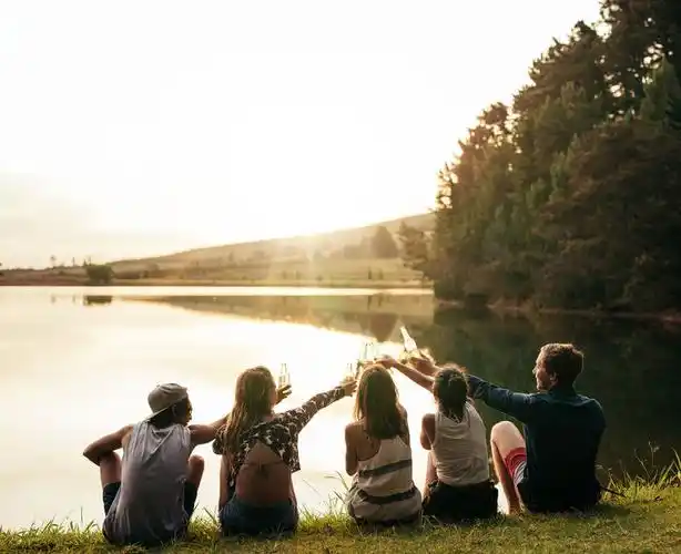 朋友们跳进湖里