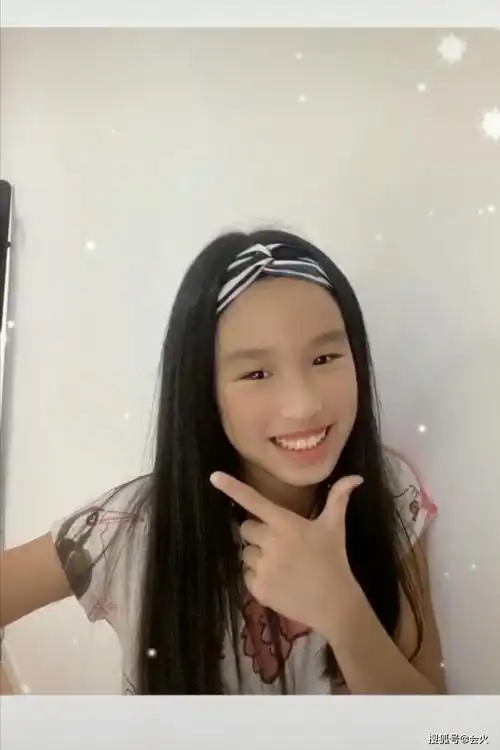 1/ 6 7月12日,林瑞阳在某短视频平台晒出他和张庭女儿林家菱的近况.