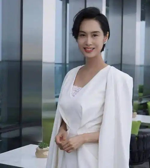 49岁朱茵接女儿放学,穿破洞裤身材变五五分,昔日女神气质全无_黄贯中