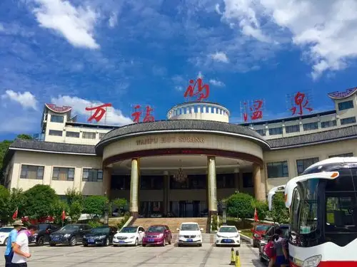 张家界万福温泉冰泉泉水世界是夏天的首选,景色不错,有室外的,有室内