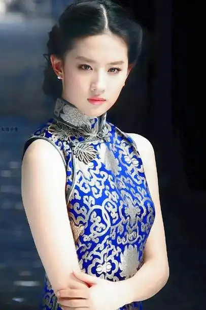 刘亦菲身着蓝色旗袍的这身造型,无疑是对东方传统美的最好诠释