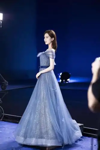 长裙,只是她这一个造型要更加地端庄典雅一些,没有程潇身上的"公主味