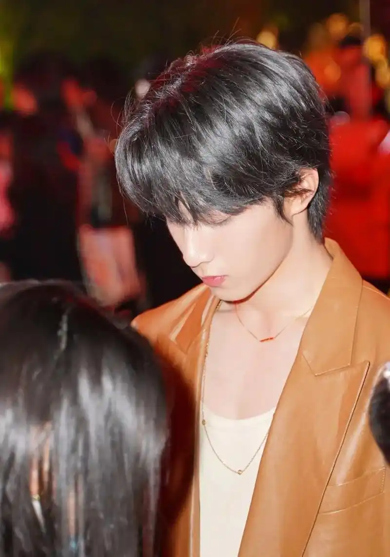 刘耀文×我:从校服到婚纱(2)"蟹蟹老板帮我撑腰～""不用谢 - 抖音