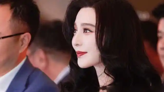 这次全程直播,我们看到范冰冰依旧美的不像话,黑色的大波浪风情万种