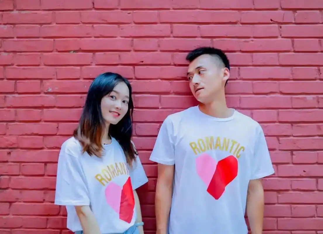 "我们在彼此的眼中找到了自己,于是我们紧握着手,相互给予并相 - 抖音