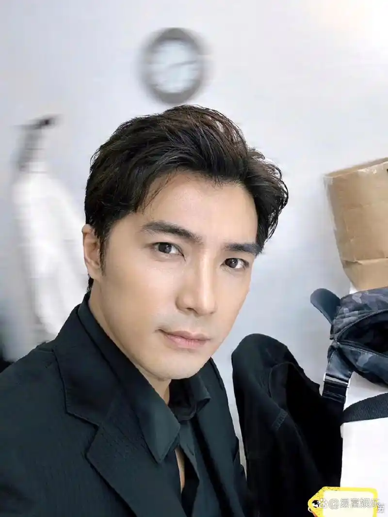 曝贺军翔在酒店与辣妹喇舌拥吻!多次出轨,网友直呼阿猛滤镜碎了