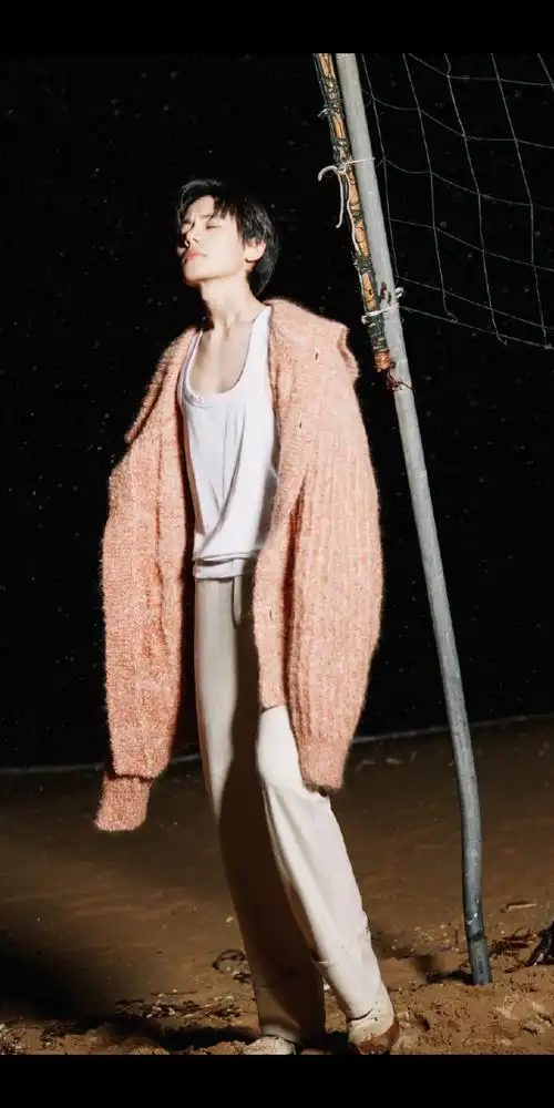 胡先煦《九号摩登》海边写真