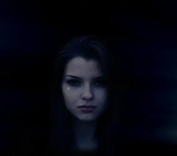 悲伤难过伤心哭泣的女人图片