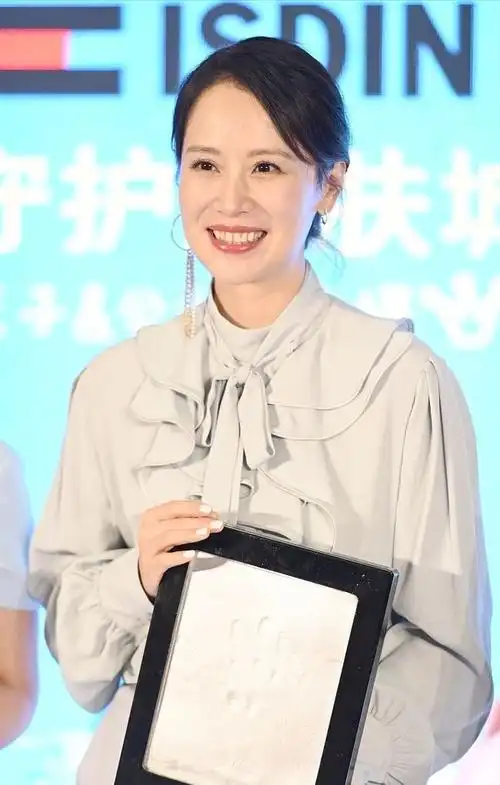 海清留长发之后真是越来越有女人味了,穿一身白还不显胖,真美