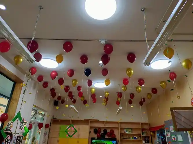 气球装点着教室,心情也变得很美丽!