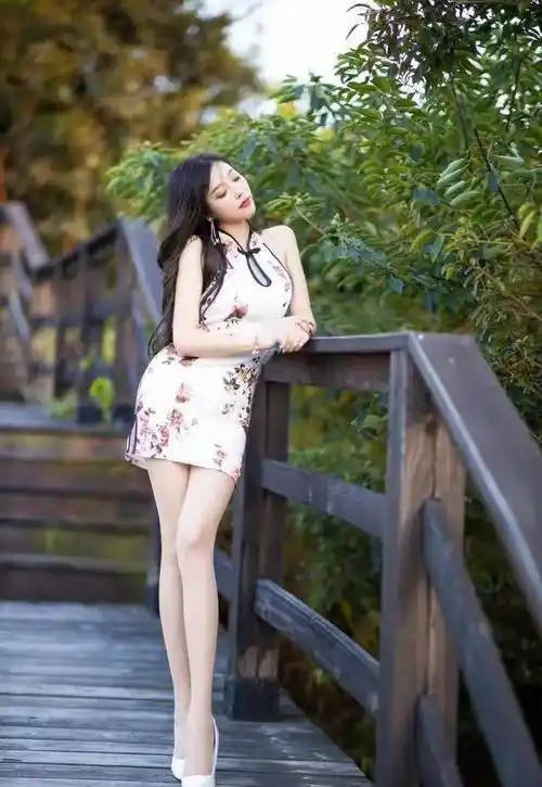 有女人味的打扮更受欢迎,小姐姐穿旗袍裙逛街回头率百分百_魅力_色彩