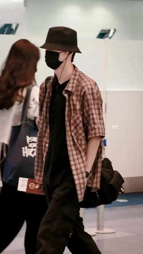 王一博机场日系穿搭