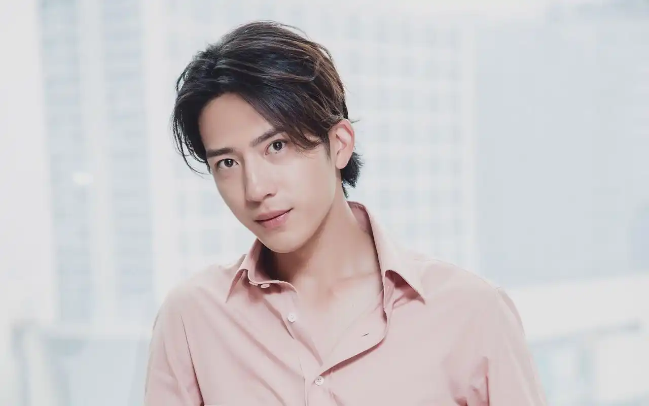 井柏然粉色衬衫帅气活动照桌面壁纸高清大图预览1920x1200_大陆明星