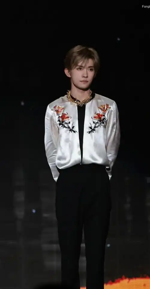 愚人节易烊千玺美貌纯净版  帅的很突出我的大明星  @tfboys-易烊千玺