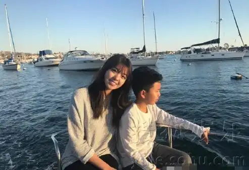 王中磊一家出游 女儿亭亭玉立儿子呆萌