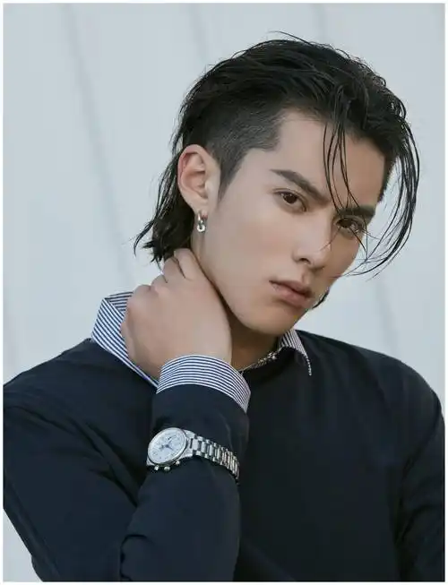 王鹤棣新造型上线,挑战金色大背头,颜值赛新高!_王赫迪_风格_气质