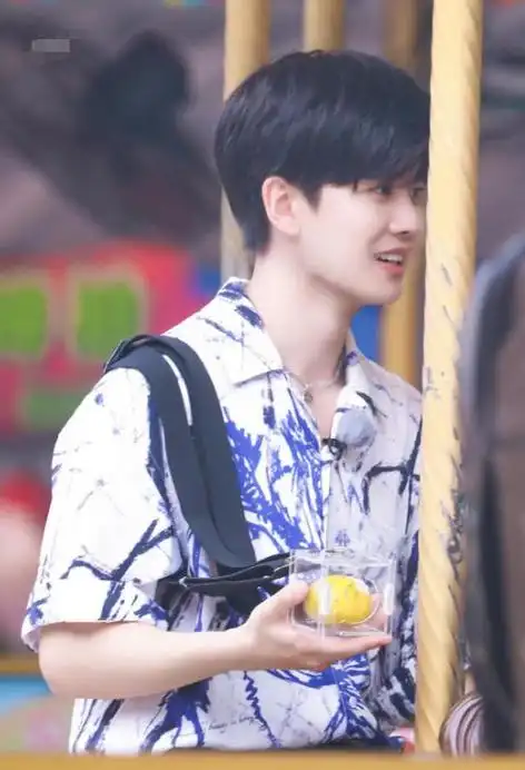 任嘉伦娃娃脸太抗老30依旧保持少年感穿花衬衫简单舒适