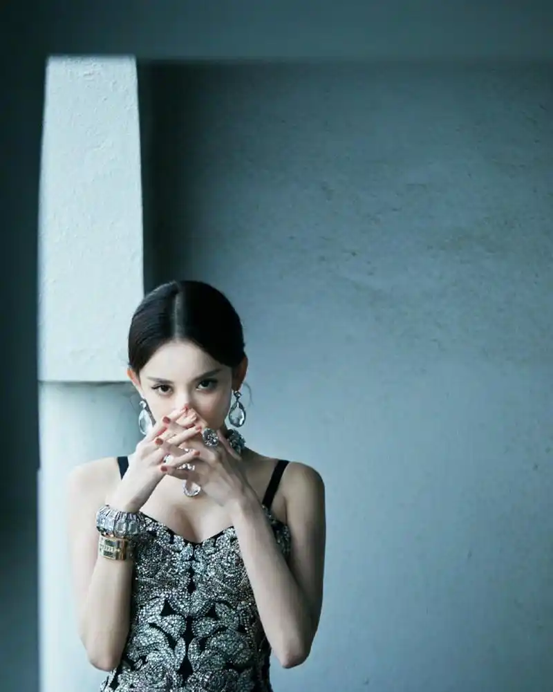 古力娜扎是一位颜值很高的女演员.