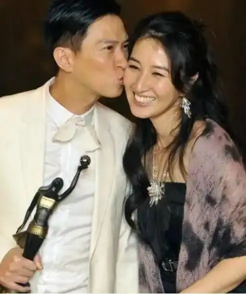 关咏荷家中突发噩耗胞弟爬山不幸坠亡张家辉担忧爱妻身体