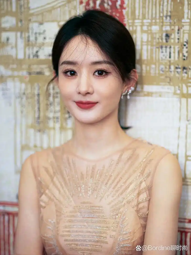 赵丽颖的裙装多了几分柔和.