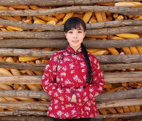 陕北姑娘王二妮近照,妹妹王小妮漂亮清纯,常和姐姐一起参加节目