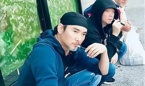 53岁焦恩俊放飞自我花式自黑,却被媒体一句话惹怒了!