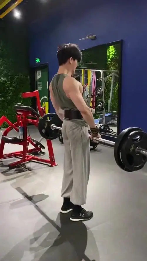 北京外国语大学肌肉学霸,撩起衣服就是八块腹肌,这身材太棒了!