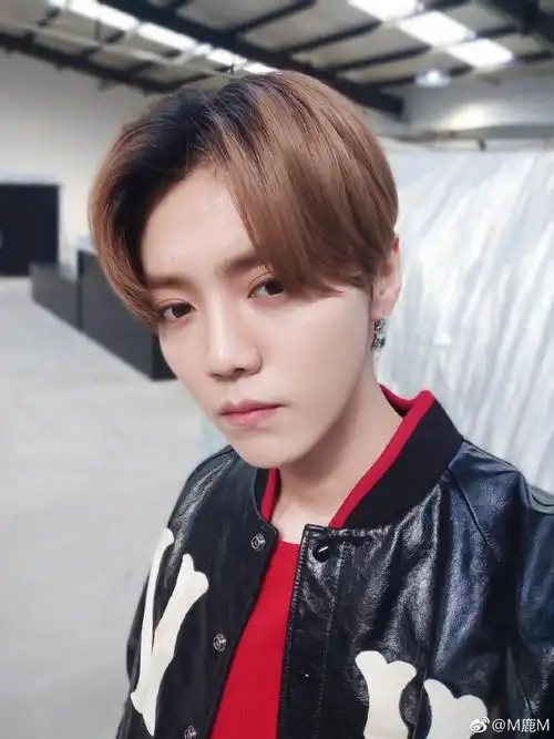 鹿晗晒出最新三七分发型自拍照少了清秀多了男人味更有魅力了