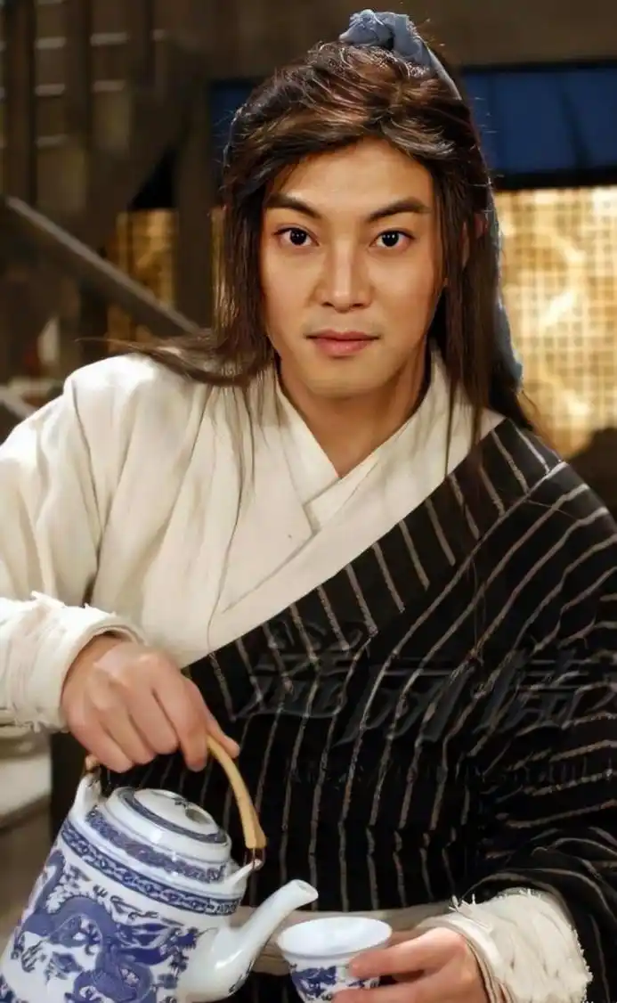 原创霉霉穿衣个性十足,黑白色拼接"跑堂服"秀身材,竟和白展堂撞衫