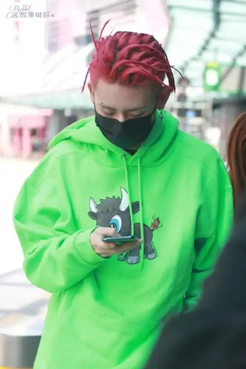小鬼带着自己一夜过后还完好无损的发型现身澳门机场,他身穿的绿色