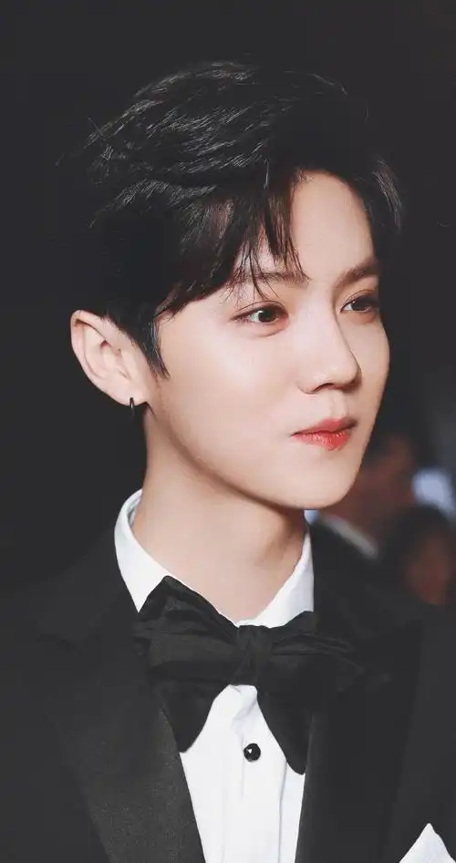 鹿晗粉色西装##鹿晗侧拍花絮