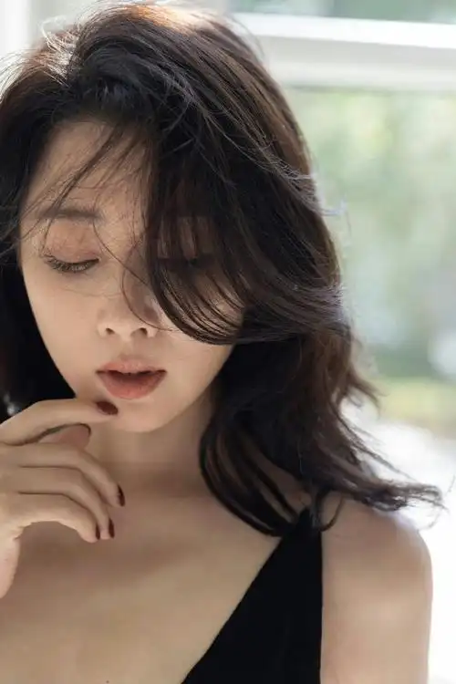 殷桃深v吊带裙##殷桃美得好高级