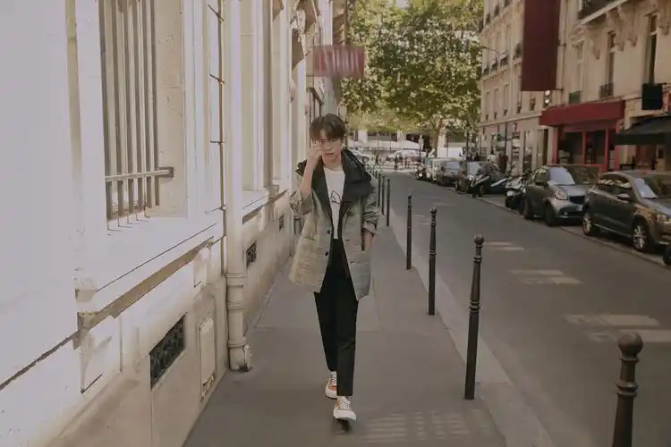 易烊千玺初秋九宫格街拍大片格子西装外套 金丝眼镜 橘色板鞋少年在