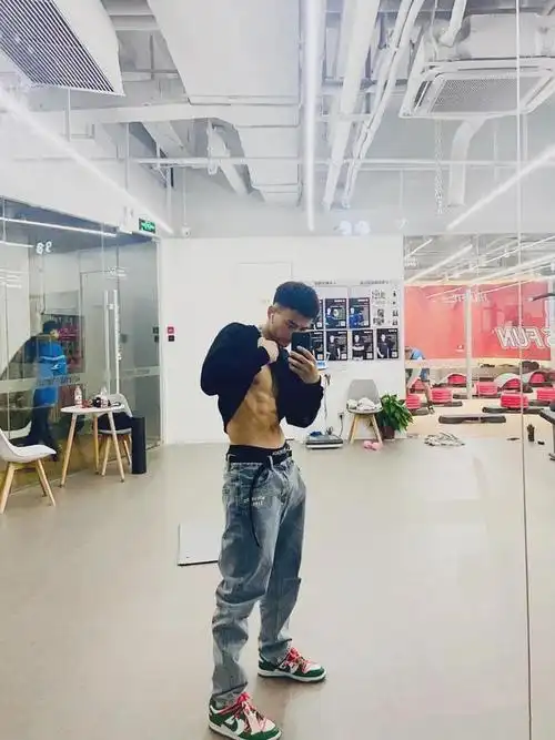 你们要的极品小腹肌体育生这身材和颜值太可了