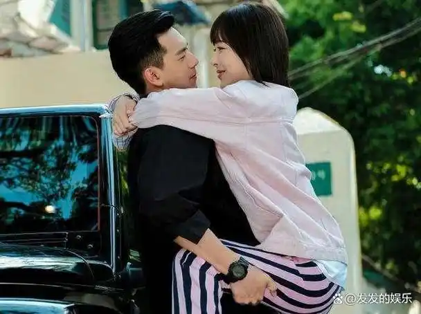 例如,迪丽热巴经常在女生面前展示自己的"男友力",不仅可以轻松抱起来