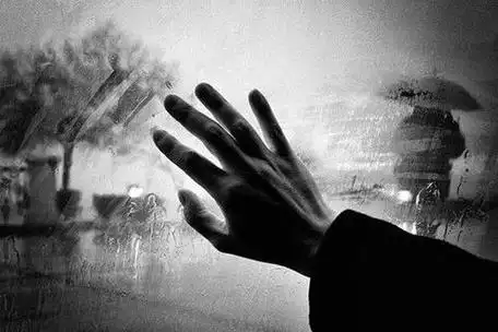 一个人心情失落的图片(一个人心情失落的图片 说说)