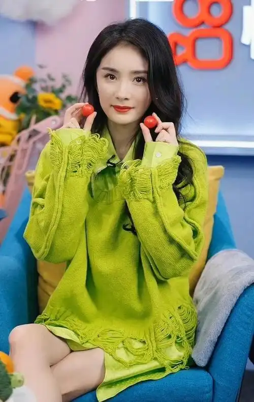 杨幂直播造型好圈粉,绿色针织衫叠穿衬衫,时尚又减龄!_网易订阅